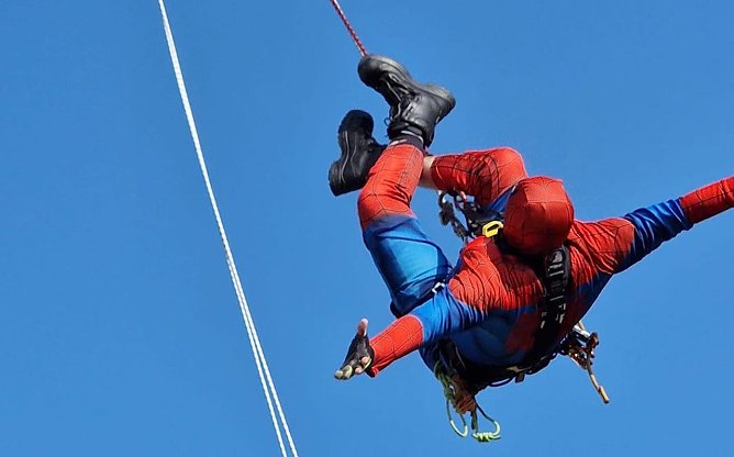 Feuerwehrm&auml;nner der H&ouml;henrettung Erfurt, verkleidet als Spiderman, &uuml;berraschen die KInder der Kindervilla in Bad Frankenhausen. Diese hatte 1000 Euro f&uuml;r ein krebskrankes Kind gesammelt. (Foto: Katrin Milde)