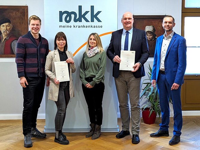 (v.l.n.r.): Marcus Dombrack, Michelle Matzschke, Diana K&ouml;nig, Fachgebietsleiterin Personal & Organisation, B&uuml;rgermeister Steffen Grimm und Stefan Aschenbrenner, Fachbereichsleiter Zentrale Verwaltung. (Foto: Janine Skara)