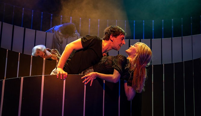Theater Rudolstadt mit Romeo und Julia: Darsteller Klaudia Raabe und Johannes Gei&szlig;er (Foto: Anke Neugebauer)