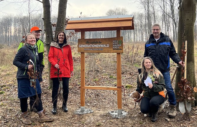 Pflanzprojekt zur Aufforstung der W&auml;lder im Kyffh&auml;userkreis Foto: 3.v.l. Landr&auml;tin Antje Hochwind-Schneider (Foto: LRA Kyffh&auml;userkreis)