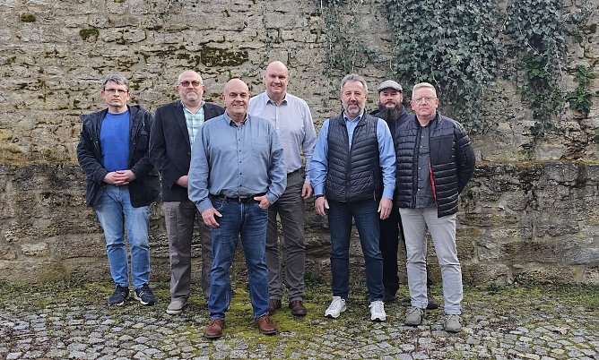 Die Kreistagsfraktion Freie W&auml;hler/ unabh&auml;ngige Liste hat sich zur Kommunalwahl aufgestellt. v.l.n.re. Steffen Rost, Denis Seidenst&uuml;cker, Steffen Gr&ouml;bel, Steffen Grimm, Mario Merten, Tino Reitzig, Steffen Kellermann, Thomas Richter (nicht auf dem Foto) (Foto: Pascal Muth)