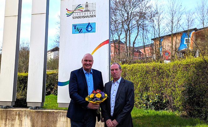 Steffen Grimm (links) gratuliert Hans-Peter Schwarzbach (rechts) zur Ernennung zum Werkleiter beim TAZ (Foto: Janine Skara)