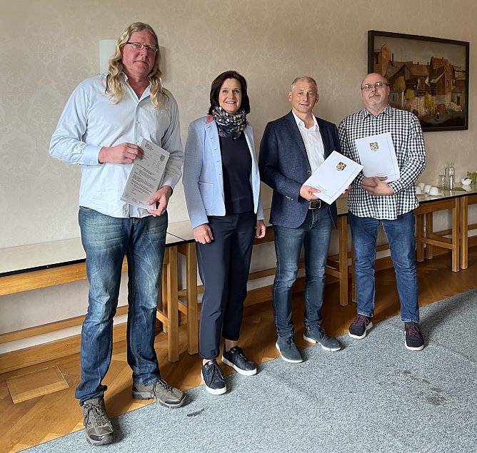 &Uuml;bergabe der F&ouml;rdermittelbescheide f&uuml;r ein Fortbestehen der Schulsozialarbeit im Kyffh&auml;userkreis (Foto: LRA Kyffh&auml;userkreis)