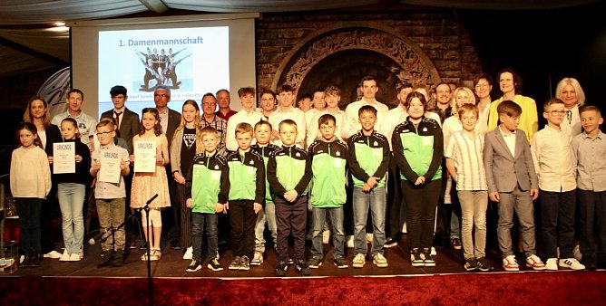 Alle Gewinnerinnen und Gewinner der 26. Kyffh&auml;user Sportgala in Burghof am Kyffh&auml;user (Foto: Eva Maria Wiegand)
