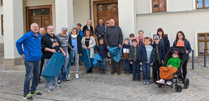 B&uuml;rgermeister Steffen Grimm (Mitte vorn) sammelte gemeinsam mit Mitarbeitern der Stadtverwaltung, den Kindern des F&ouml;rderzentrums in der Talstra&szlig;e und der Gruppe der Wiedereingliederung im Haus Jona der Diakonie M&uuml;ll in Sondershausen. (Foto: Janine Skara)