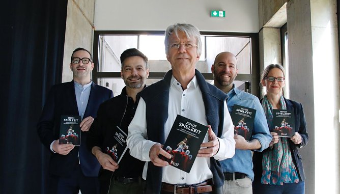 v.l.: Operndirektor Benjamin Prins, Ballettdirektor Ivan Alboresi, Intendant Daniel Klajner, der Leiter des Jungen Theaters J&ouml;rg Neugebauer und Chefdramaturgin Dr. Juliane Hirschmann (Foto: agl)