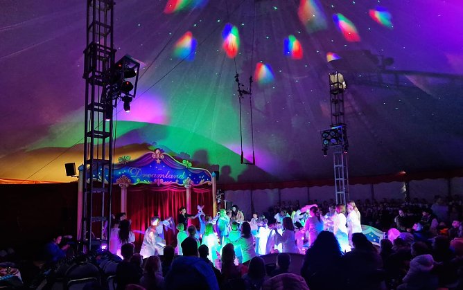 T&uuml;chertanz im Zirkuszelt mit dem Projektzirkus Andre Sperlich Dreamland  (Foto: Katrin Milde)