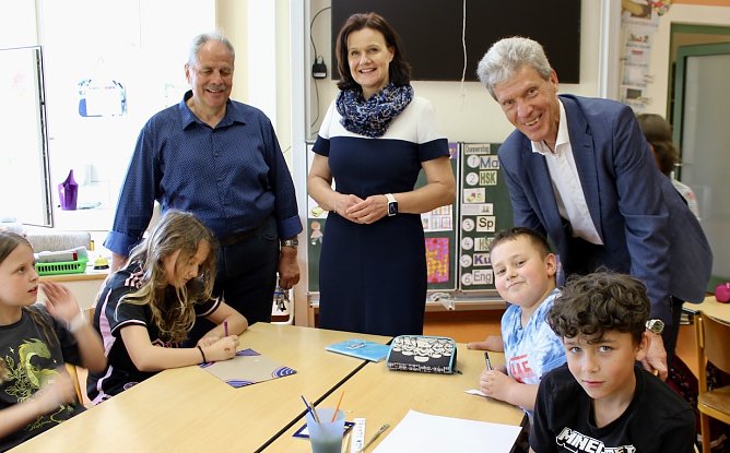 Kinder der Staatlichen Grundschule "Adolph Diesterweg" berichteten: v.li.n.re. Schulleiter Volkmar Mehler; Landr&auml;tin Antje Hochwind-Schneider (SPD); Minister Helmut Holter (Die LINKE) von ihrem Schulalltag (Foto: Eva Maria Wiegand)