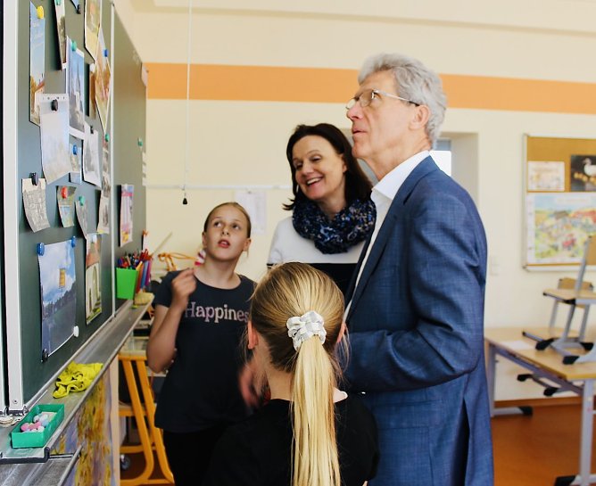 Kleiner "Geschichtsunterricht" f&uuml;r Minister Holter und Antje Hochwind-Schneider von Emma und Emilia (Foto: Eva Maria Wiegand)