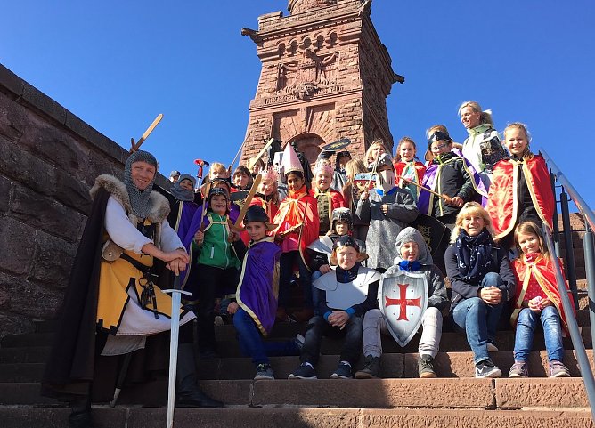 Ritter und Burgfr&auml;ulein am Kyffh&auml;user Denkmal  (Foto: H. Kolbe)