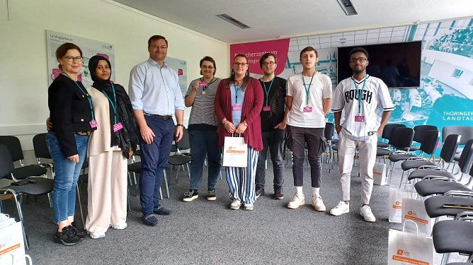 Sondersh&auml;user Bildungsverein besucht den Th&uuml;ringer Landtag und kommt mit dem Landtagsabgeordneten Stefan Schard (CDU) ins Gespr&auml;ch (Foto: Sondersh&auml;user Bildungsverein e.V.)
