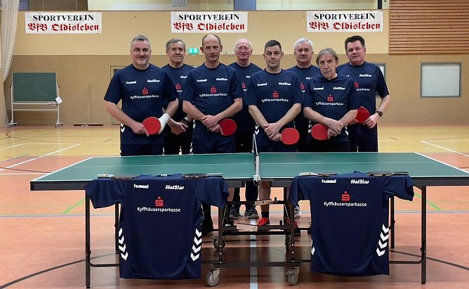 Neue Trikots von der Kyffh&auml;usersparkasse f&uuml;r die Hobbysportler des VfB Oldisleben (Foto: Jan T&auml;nzel)