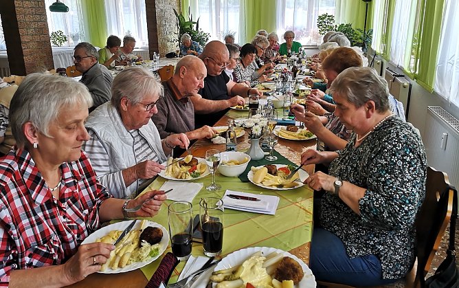 WB4 beim Spargelessen und der Auswertung der Stadtratswahlen in Sondershausen (Foto: T. Leipold) WB4 beim Spargelessen und der Auswertung der Stadtratswahlen in Sondershausen (Foto: T. Leipold)
