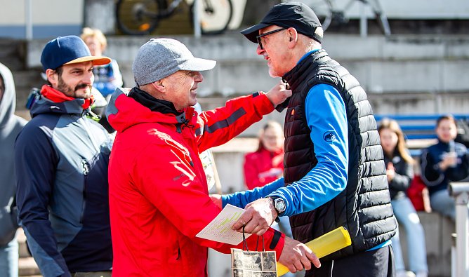 Uwe R&uuml;diger (re.) und Steffen Hommel (li.), die Fachberater Sport f&uuml;r schulsportliche Wettbewerbe im Kyffh&auml;userkreis, verabschieden sich nach langer gemeinsamer Zusammenarbeit (Foto: Christoph Keil)