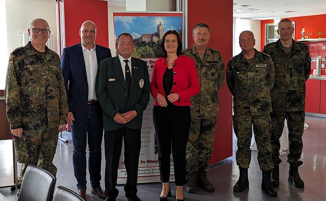 15 Jahre Tradition und Partnerschaft (v.l.n.r.): Brigadegeneral Heinz Feldmann, B&uuml;rgermeister Steffen Grimm, Pr&auml;sident des Verbandes Deutscher Schwarzpulver Kanoniere e.V., Volker Grabow, Landr&auml;tin des Kyffh&auml;userkreises Antje Hochwind-Schneider, Generalmajor Michael Hochwart, Oberst Axel Hermeling und Oberstleutnant Alexander Voigt (Foto: Janine Skara)