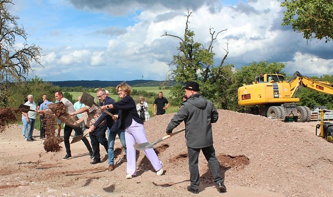 Spatenstich am Kyffh&auml;userland-Radweg in Bendeleben (vlnr.): Knut Hoffmann (B&uuml;rgermeister der Gemeinde Kyffh&auml;userland), Dietmar Koch (Ortsteil-B&uuml;rgermeister Steinthaleben), Rene Pfeifer (Ortsteil-B&uuml;rgermeister Bendeleben), Heike Bach (Ingenieurb&uuml;ro Bach) und Manfred Grund (CDU-Bundestagsabgeordneter) feiern den Baubeginn des zweiten Teilabschnittes (Foto: Julia Hornickel)