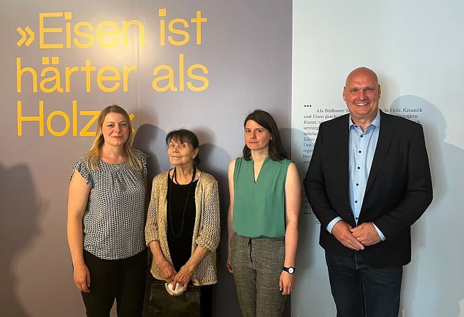  Ausstellungser&ouml;ffnung zum 100. Geburtstag von Heinz Scharr v.l.n.r.: Dr. Carolin Sch&auml;fer, Leiterin des Schlossmuseums Sondershausen, Jutta Scharr, Sarah Schulter, Mitarbeiterin des Schlossmuseums Sondershausen und B&uuml;rgermeister Steffen Grimm (Foto: Janine Skara)