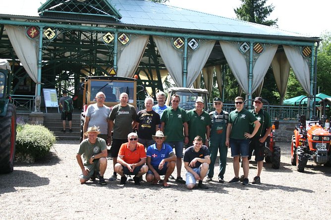 Schlepperfreunde auf dem Auerberg (Foto: Ulrich Reinboth) Schlepperfreunde auf dem Auerberg (Foto: Ulrich Reinboth)