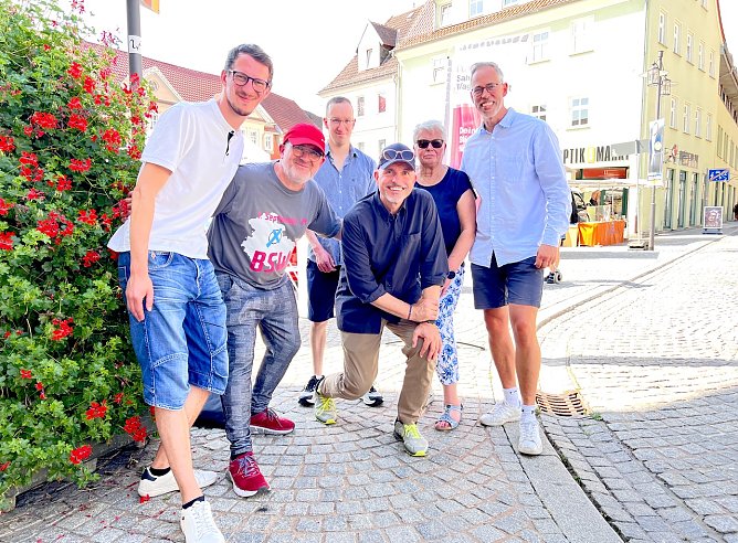 Th&uuml;ringer Landtagskandidat Steffen Quasebarth (Spitzenkandidat der BSW Th&uuml;ringen) mit den Kandidaten aus dem Nordkreis, Roberto Kobolt und Robert Henning von der BSW Partei, auf dem Marktplatz in Sondershausen (Foto: R&uuml;diger Schraps)
