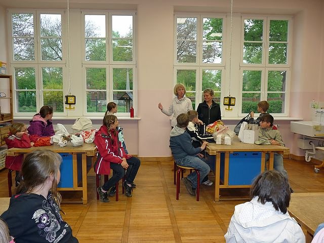 Bau eines Insektenhotels (Foto: Karl-Heinz Herrmann) Bau eines Insektenhotels (Foto: Karl-Heinz Herrmann)