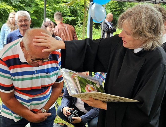 19 Täuflinge jeden Alters waren gekommen (Foto: Evangelischer Kirchenkreis Südharz) 19 Täuflinge jeden Alters waren gekommen (Foto: Evangelischer Kirchenkreis Südharz)
