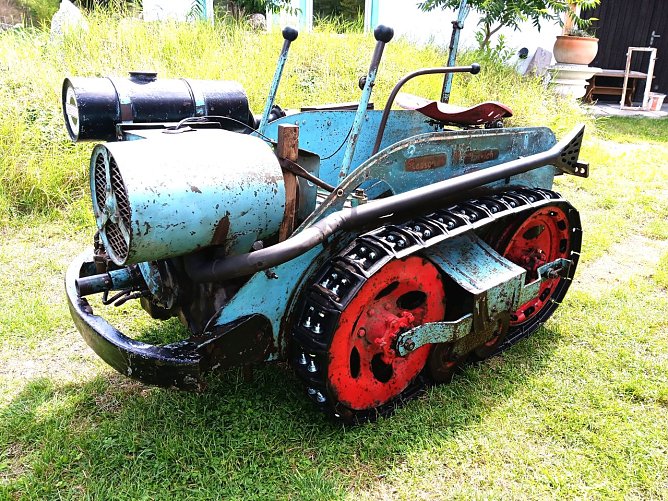 "Raupi" der Kettentraktor (Foto: Ulrich Reinboth)