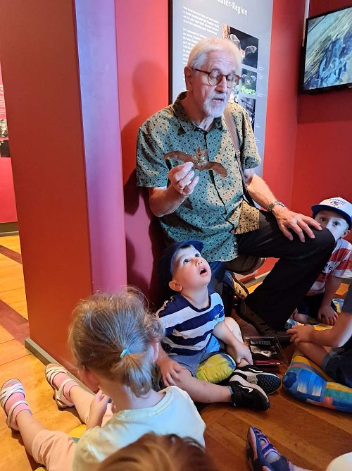 Wolfgang Sauerbier ist ein Experte auf dem Gebiet der Flederm&auml;use. Er erz&auml;hlt den Kindern, wie Flederm&auml;use leben (Foto: Katrin Milde)