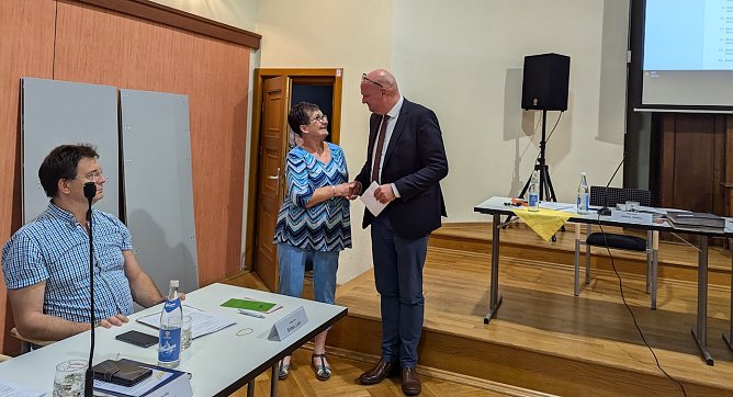  Susanne Schmidt (AfD) vereidigte als Stadtrats&auml;lteste Steffen Grimm nach seiner Wiederwahl zum B&uuml;rgermeister der Stadt Sondershausen (Foto: Janine Skara)
