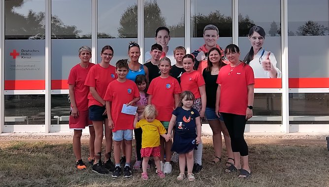  Fl&ouml;he Livia und Gerda Klei&szlig;, Birgit Hartwig und Alexandra Unger &uuml;berreichen die Spendensumme an das Jugendrotkreuz Artern (Foto: Familieninitiative Fl&ouml;hchen)