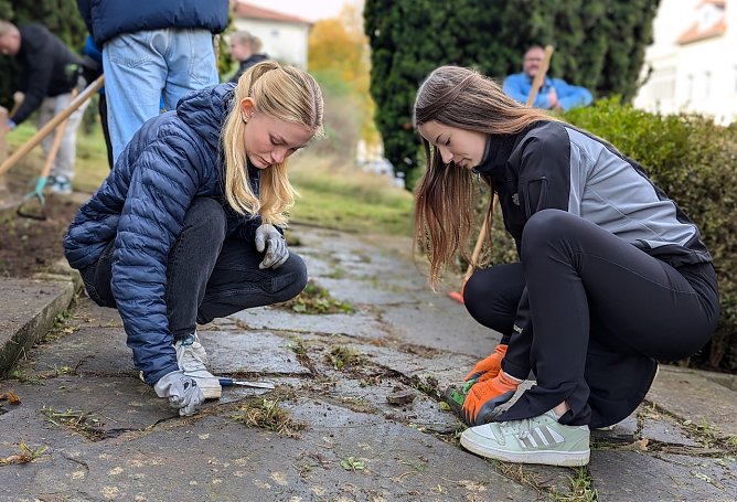 Gemeinsam sorgten die Sch&uuml;ler des Geschwister Scholl Gymnasiums f&uuml;r ein sauberes Erscheinungsbild rund um das Denkmal f&uuml;r die Opfer des Nationalsozialismus. (Foto: Janine Skara)