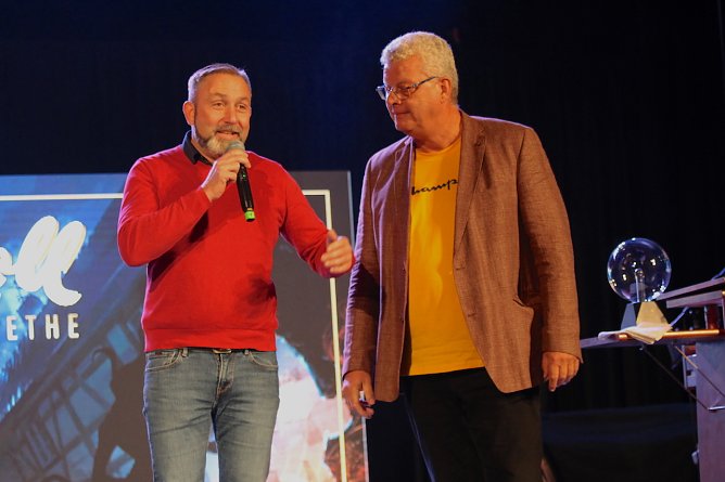 v-li.n.re. B&uuml;rgermeister von Bad Langensalza Matthias Reinz mit Produzernten der Rockoper Michael Manthey (Foto: Eva Maria Wiegand)