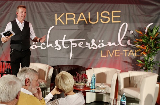 Hardy Krause pr&auml;sentierte sich in Hochform und seinem Publikum drei interessante G&auml;ste (Foto: Eva Maria Wiegand)