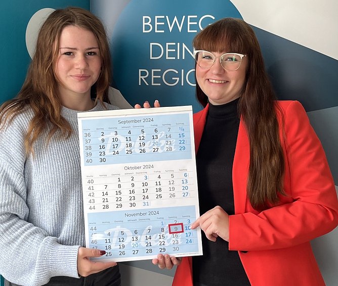  v.l.: die Auszubildenden des Landratsamtes Mia Sophie K&ouml;hler und Lea Jolie L&uuml;decke (Foto: LRA Sondershausen)