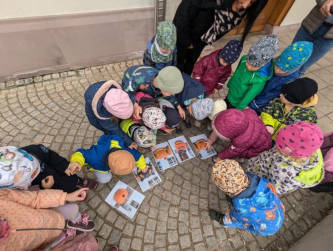 Kinder ehren die Sieger (Foto: Janine Skara) Kinder ehren die Sieger (Foto: Janine Skara)