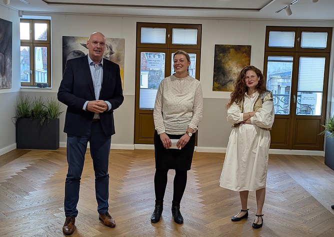 B&uuml;rgermeister Steffen Grimm (links) und Schlossmuseumsleiterin Dr. Carolin Sch&auml;fer, (rechts) freuen sich &uuml;ber die neue Ausstellung der K&uuml;nstlerin Omaia Akil (Mitte). (Foto: Janine Skara)