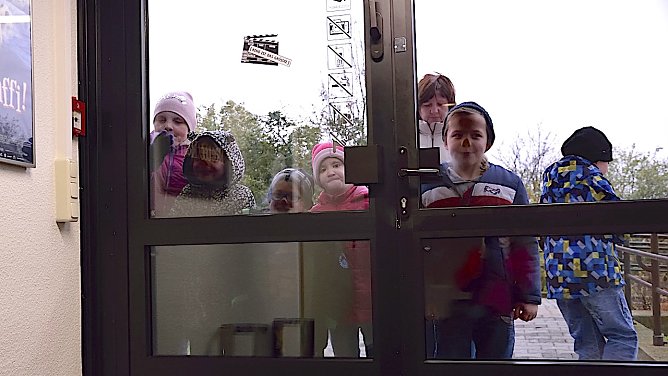 Kinder dr&uuml;cken sich am Kinoeingang kurz vor Einlass die Nasen platt  (Foto: Fred B&ouml;hme / Archiv Panorama Museum)