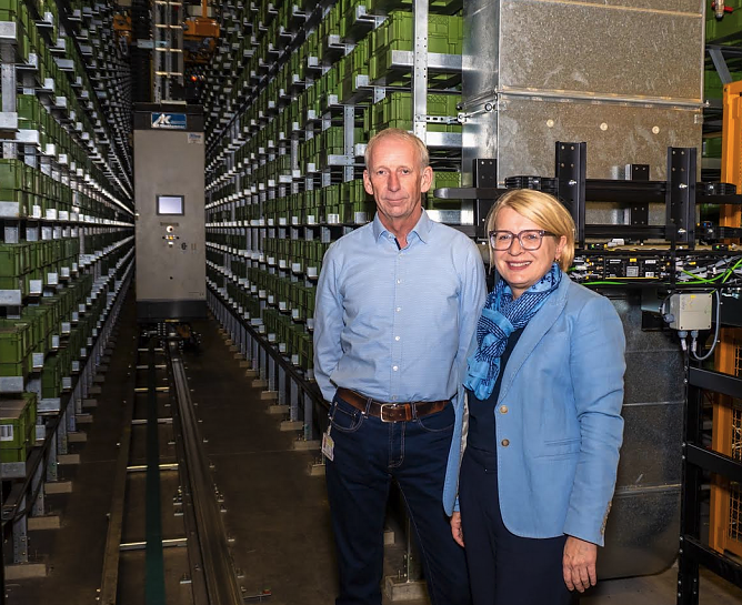 Rainer Baade, Leiter des Zentrallagers WAGO Sondershausen bei der Er&ouml;ffnung vor 25 Jahren, und Diana Wilhelm, VP Corporate Logistics bei WAGO, im neuen Hochregallager  (Foto: WAGO)