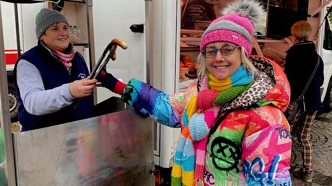 v.li.n.re. Th&uuml;ringer Bratwurstverk&auml;uferin der Fleischerei Tittmar aus Almenhausen und Marktmeisterin Heidrun Schink&ouml;th-Heise auf dem Sondersh&auml;user Wochenmarkt (Foto: Eva Maria Wiegand)