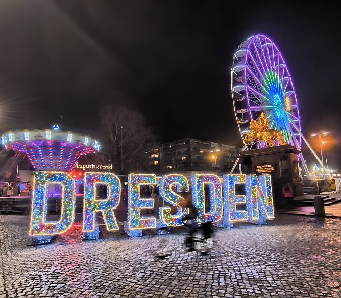 Lichtspiele auf dem Dresdner Weihnachtsmarkt (Foto: Ronald Hildebrandt)