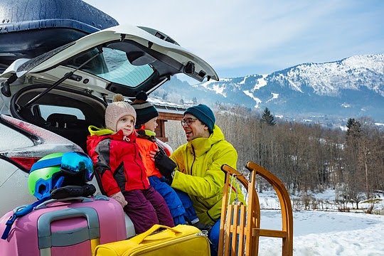Vollgepackt in den Winterurlaub: Sicher reisen mit der ganzen Familie  (Foto: Sergey Novikov/Ripicts.com)