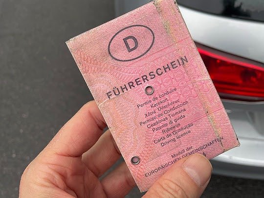 Der Papier-Führerschein weicht einheitlichen Scheckkarten (Foto: ADAC) Der Papier-Führerschein weicht einheitlichen Scheckkarten (Foto: ADAC)
