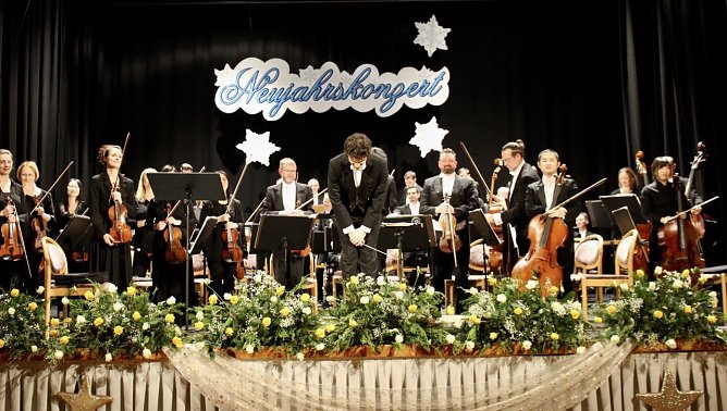 Neujahrskonzert "Musikalische Reiselust" in Bad Langensalza mit dem Loh-Orchester Sondershausen, dirigiert von Julian Gaudiano (Foto: Eva Maria Wiegand)