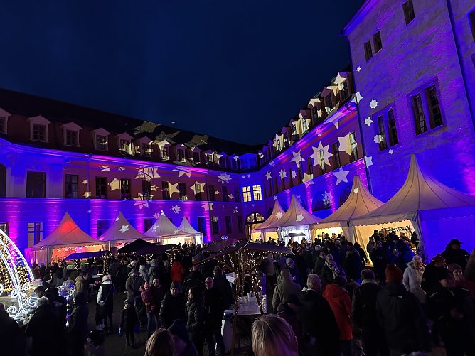 Die Wei&szlig;e Schlossweihnacht verzauberte den Sondersh&auml;user Schlosshof in eine atemberaubende Lichterwelt und lockte t&auml;glich mehrere Tausend Besucher an (Foto: Janine Skara)