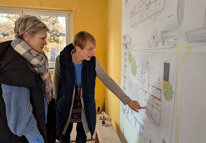  Mareen Biedermann, Fachbereichsleiterin Kinder, Jugend und Sport der Stadtverwaltung Sondershausen, und Petra Zollner, Leiterin der Kita K&auml;the Kollwitz schauen sich die Pl&auml;ne f&uuml;r den Ausbau der Kita in der Alexander-Puschkin-Promenade an (Foto: Janine Skara)