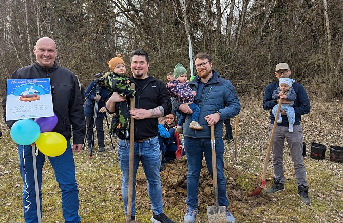 Pflanzten gemeinsam Babyb&auml;ume ein: B&uuml;rgermeister Steffen Grimm (links), Dennis Kotter (2.v.li.) mit Sohn Kuno, Hans-Hendrik Anfang (3.v.re.) mit Tochter Juno-Minou und Aleksej Luks (rechts) mit Sohn Maksim. (Foto: Janine Skara)