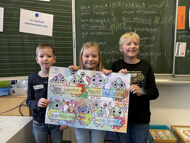 Antui-Mobbing Training: Hannes, Charlotte und Hannes (v.l.) der Klasse 3b mit dem gemeinschaftlich gestalteten Plakat (Foto: Josephine Matuszewski Sozialp&auml;dagogin)
