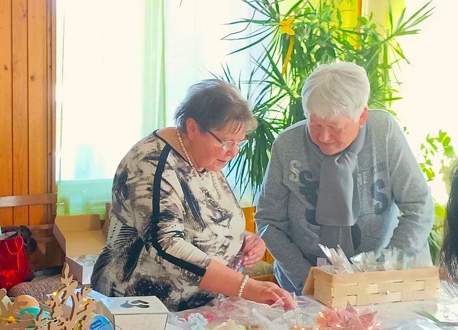 Osterbasteln mit Gudrun Oesterheld in der WB4 in Sondershausen (Foto: Thomas Leipold) Osterbasteln mit Gudrun Oesterheld in der WB4 in Sondershausen (Foto: Thomas Leipold)