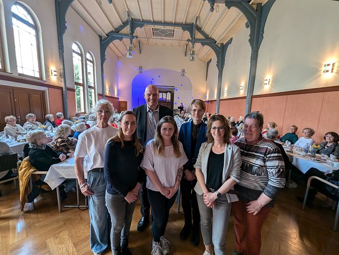 (v.l.n.r.): Dorfk&uuml;mmerin Angelika Hendrich, Sachgebietsleiterin der Stadtverwaltung, Stephanie Haller, B&uuml;rgermeister Steffen Grimm, Kommunale Beauftragte f&uuml;r Kinder-, Jugend- und Sozialarbeit, Isabelle Schreiber, Fachbereichsleiterin f&uuml;r Kinder, Jugend und Sport, Mareen Biedermann, Fachgebietsleiterin Kindertagesst&auml;tten, Jacqueline Lange, und Assistentin Silke Knopke. (Foto: Janine Skara)