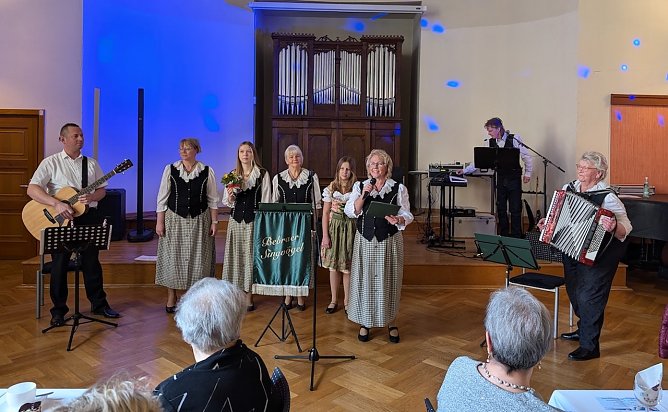 Die Bebraer Singv&ouml;gel sorgten mit ihrem Programm aus Gedichten und Fr&uuml;hlingsliedern f&uuml;r fr&ouml;hliche Stimmung (Foto: Janine Skara)