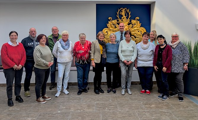 B&uuml;rgermeister Steffen Grimm (6.v.re.) freute sich &uuml;ber den gemeinsamen Austausch mit den Ehrenamtlichen, die in den Einrichtungen der Stadtverwaltung Sondershausen t&auml;tig sind. (Foto: Janine Skara)
